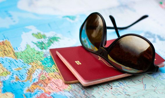 Pasaporte y gafas